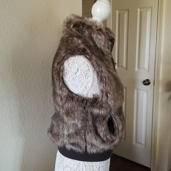 XXI Faux Fur Vest - Picture 3 of 10